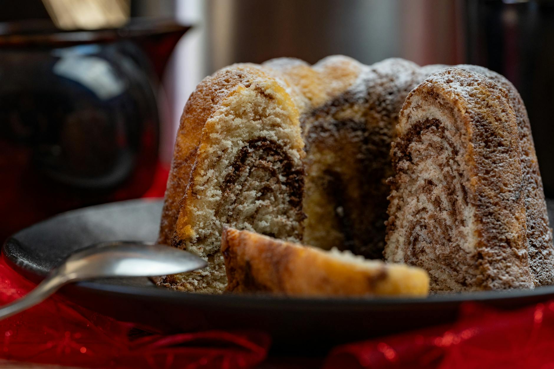 Gâteau marbré Thermomix moelleux : la base qui marche à tous les coups — part de gâteau marbré sur assiette