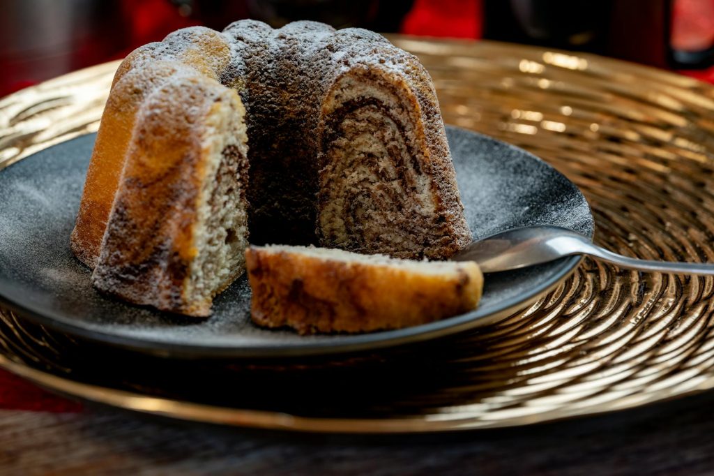 Gâteau marbré Thermomix moelleux, astuces — part de gâteau marbré sur assiette