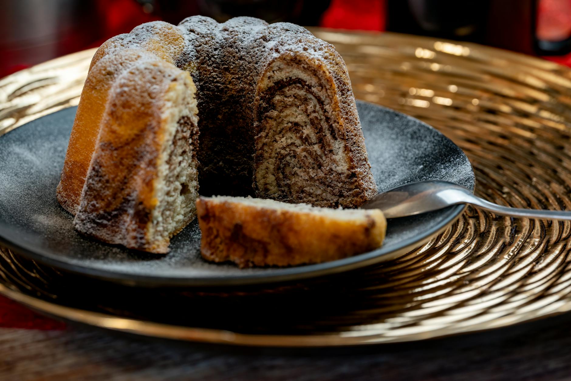 Gâteau marbré Thermomix moelleux, astuces — part de gâteau marbré sur assiette