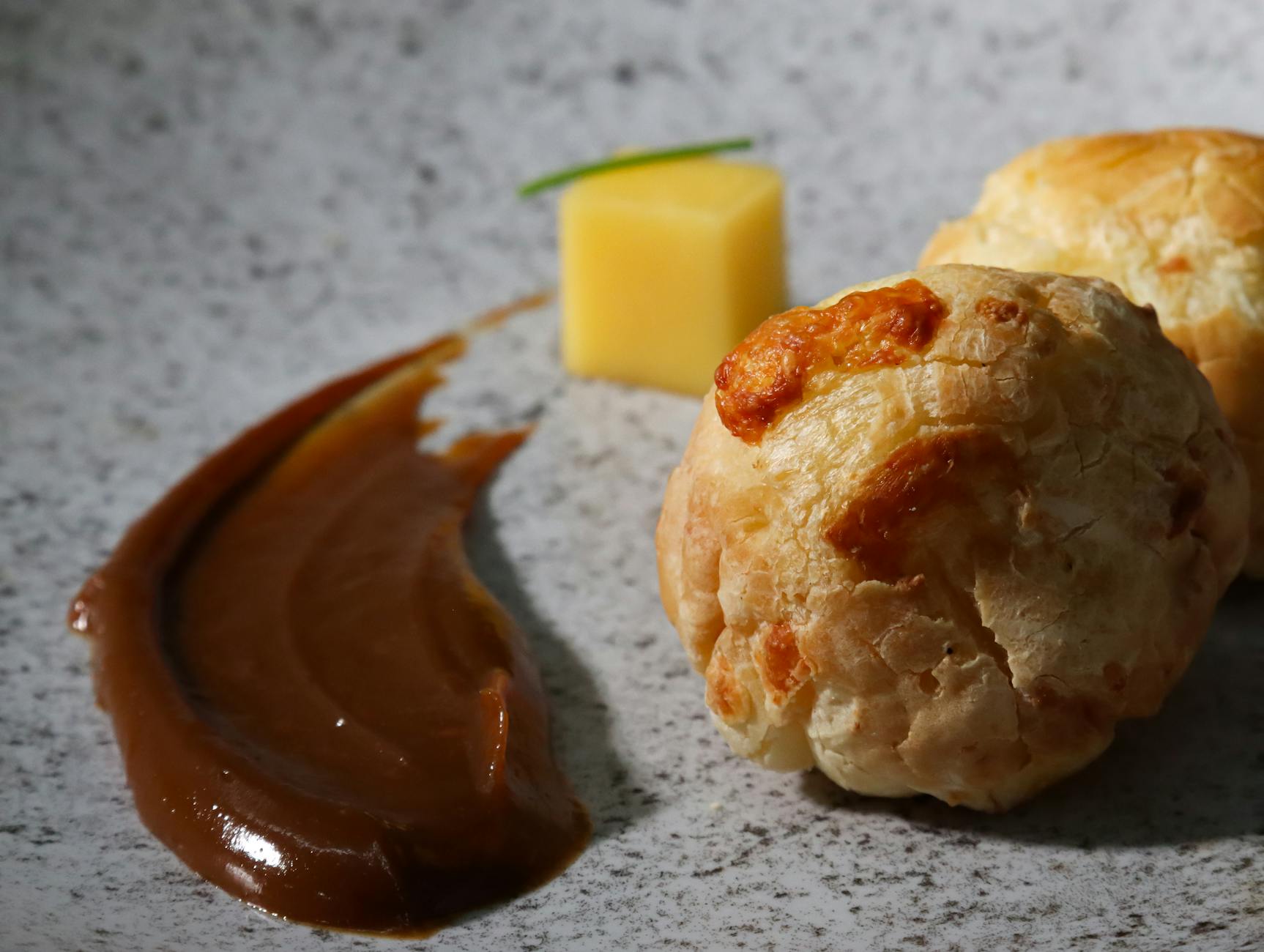 Gougère Thermomix classique : la base qui change un apéritif — gougères au fromage sur assiette