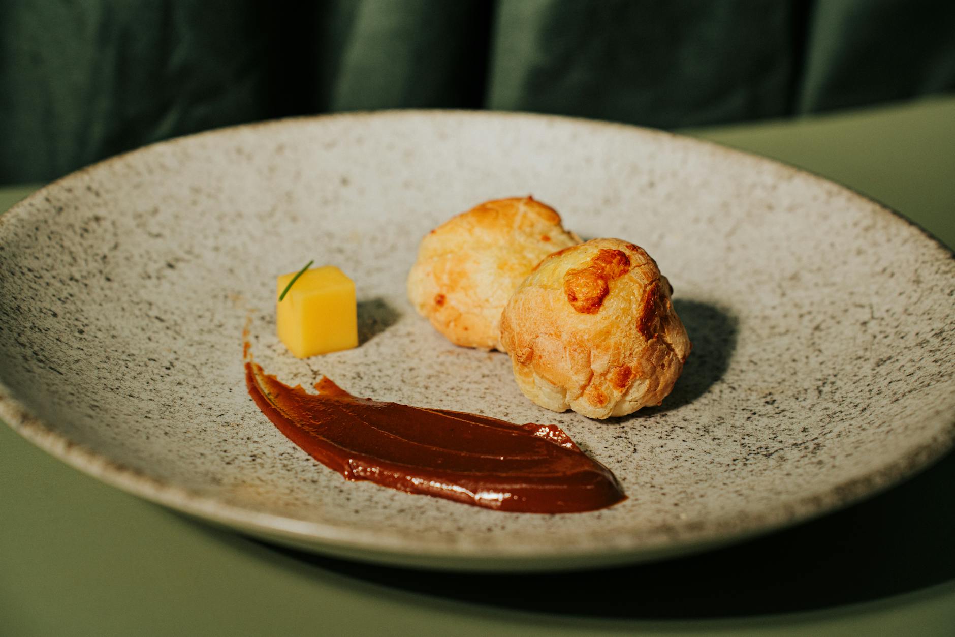 Gougère Thermomix recette classique et — gougères au fromage sur assiette