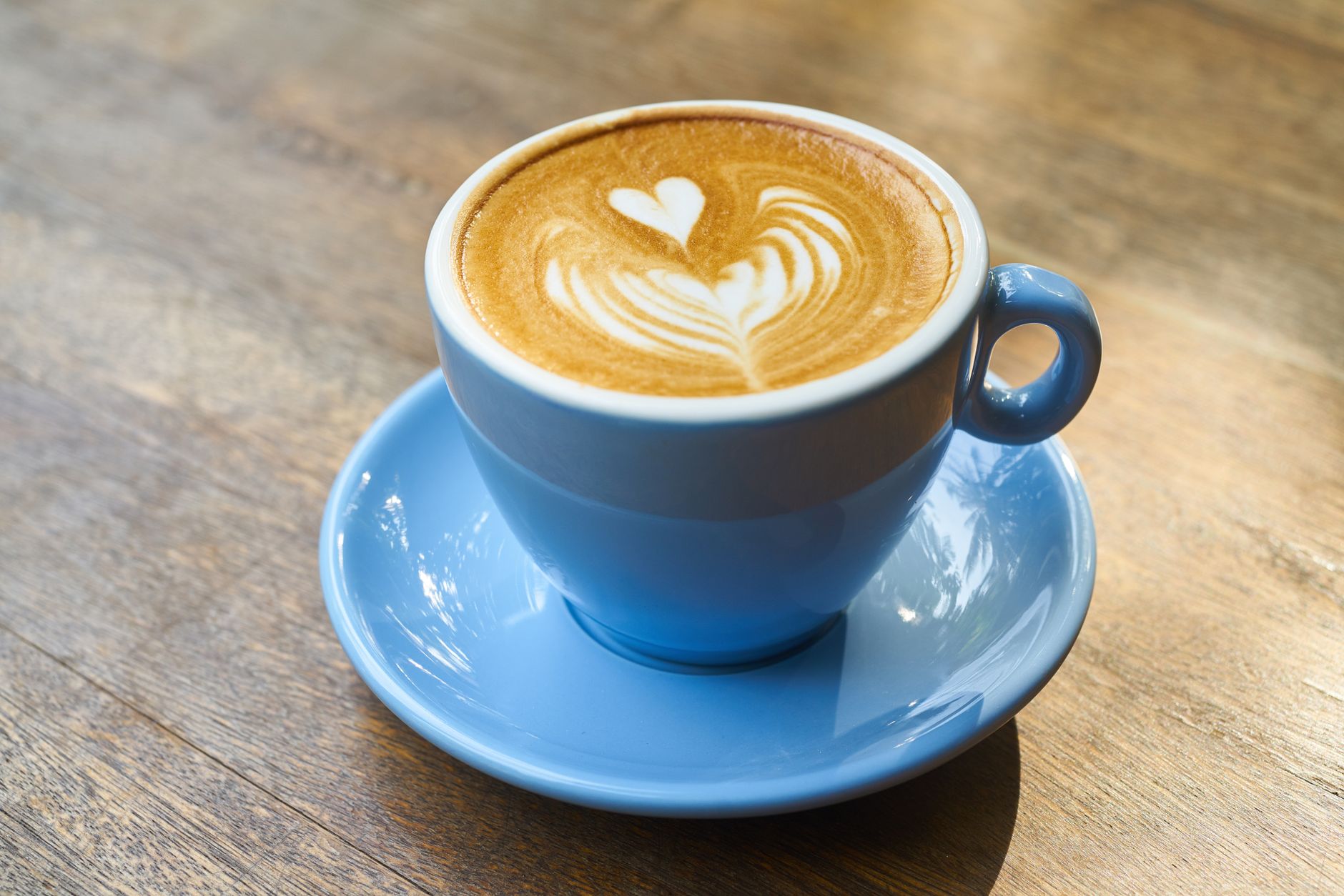 Café crème : une boisson chaude qui cultive sa différence — tasse de café crème avec art latte