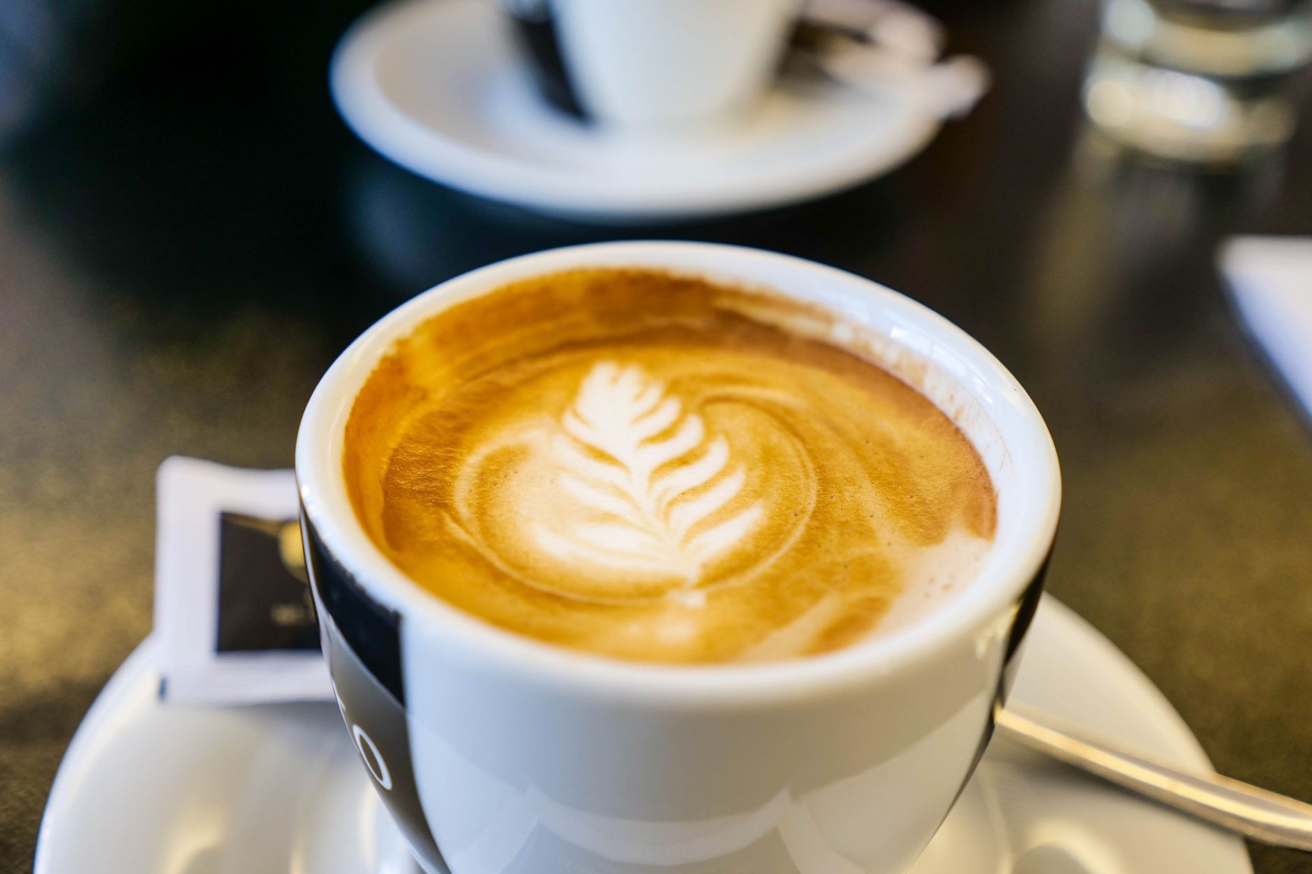 Café crème qu'est-ce que c'est — tasse de café crème avec art latte