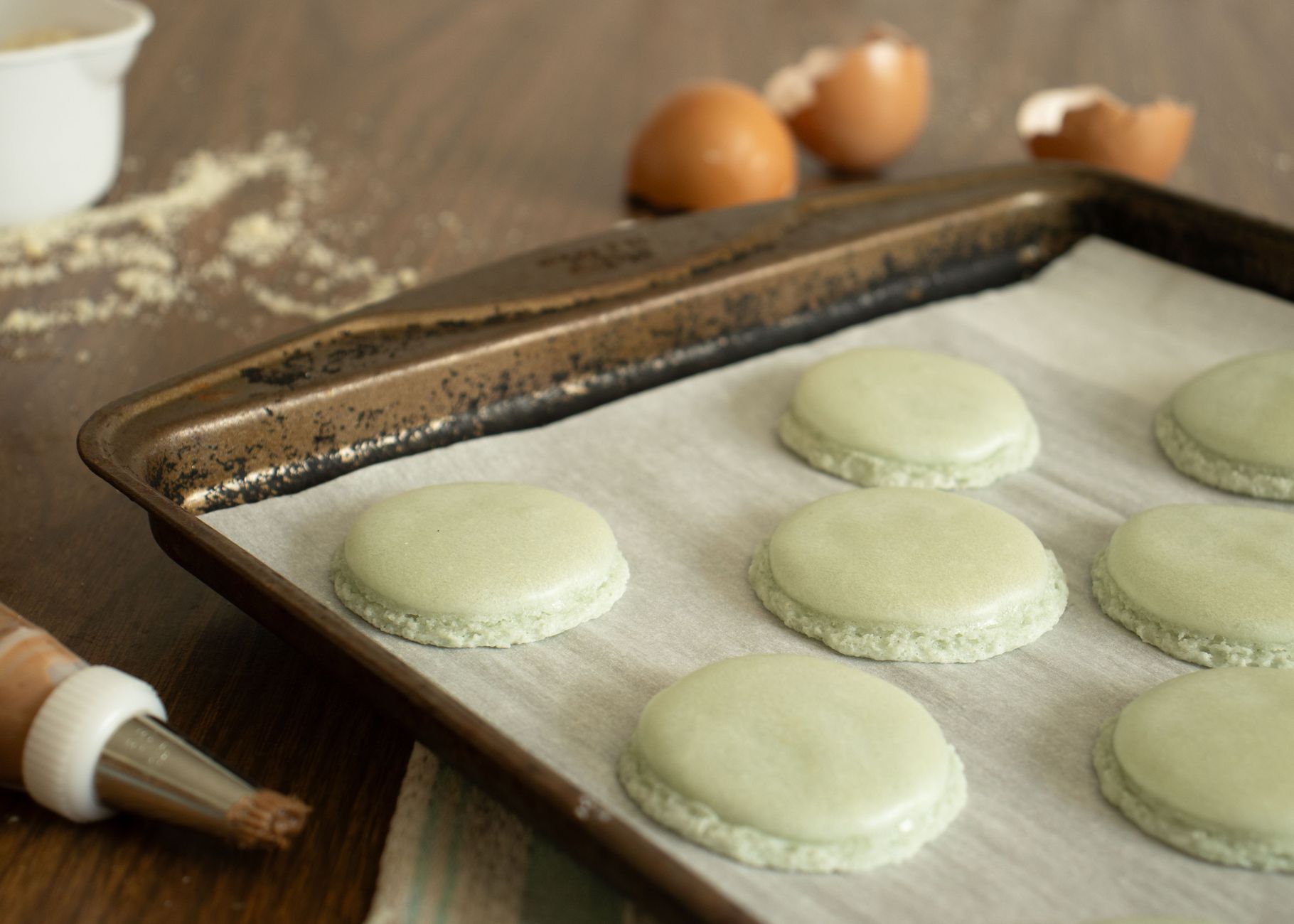 La fragilité des coques de macarons face à l’humidité et aux odeurs : mieux comprendre pour mieux protéger — coques de macarons dans un contenant
