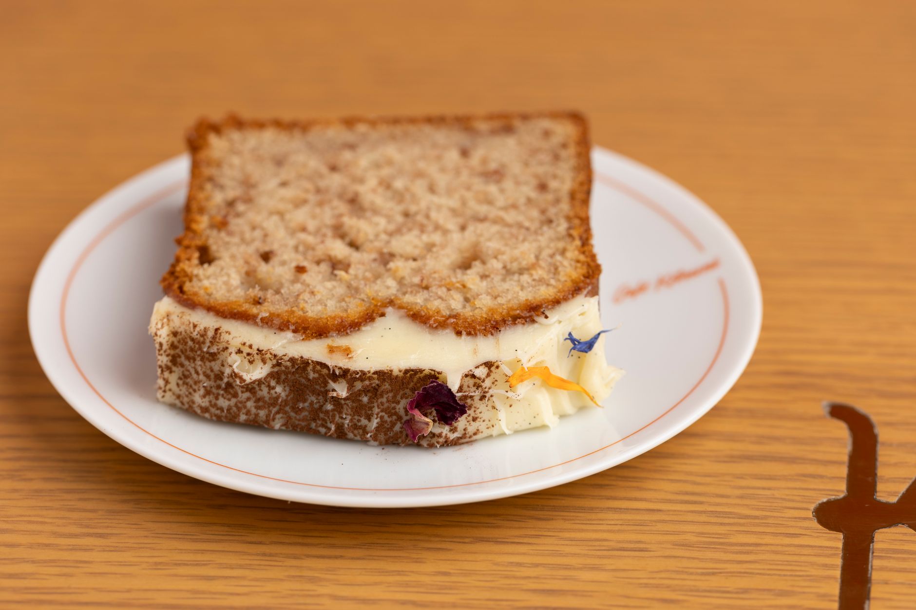 Secrets d’un gâteau nature moelleux : bétonner la base et jouer avec les textures — part de gâteau vanille moelleux avec glaçage