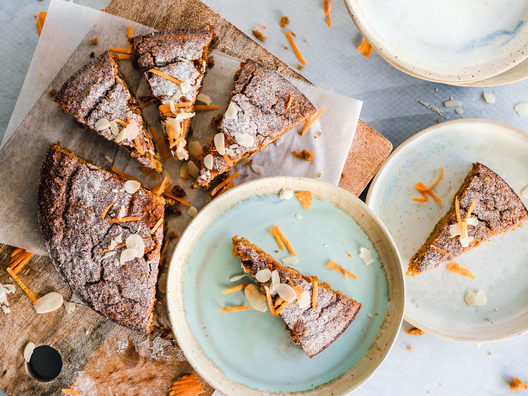 Gâteau moelleux à la poudre — part de gâteau aux amandes avec sucre glace