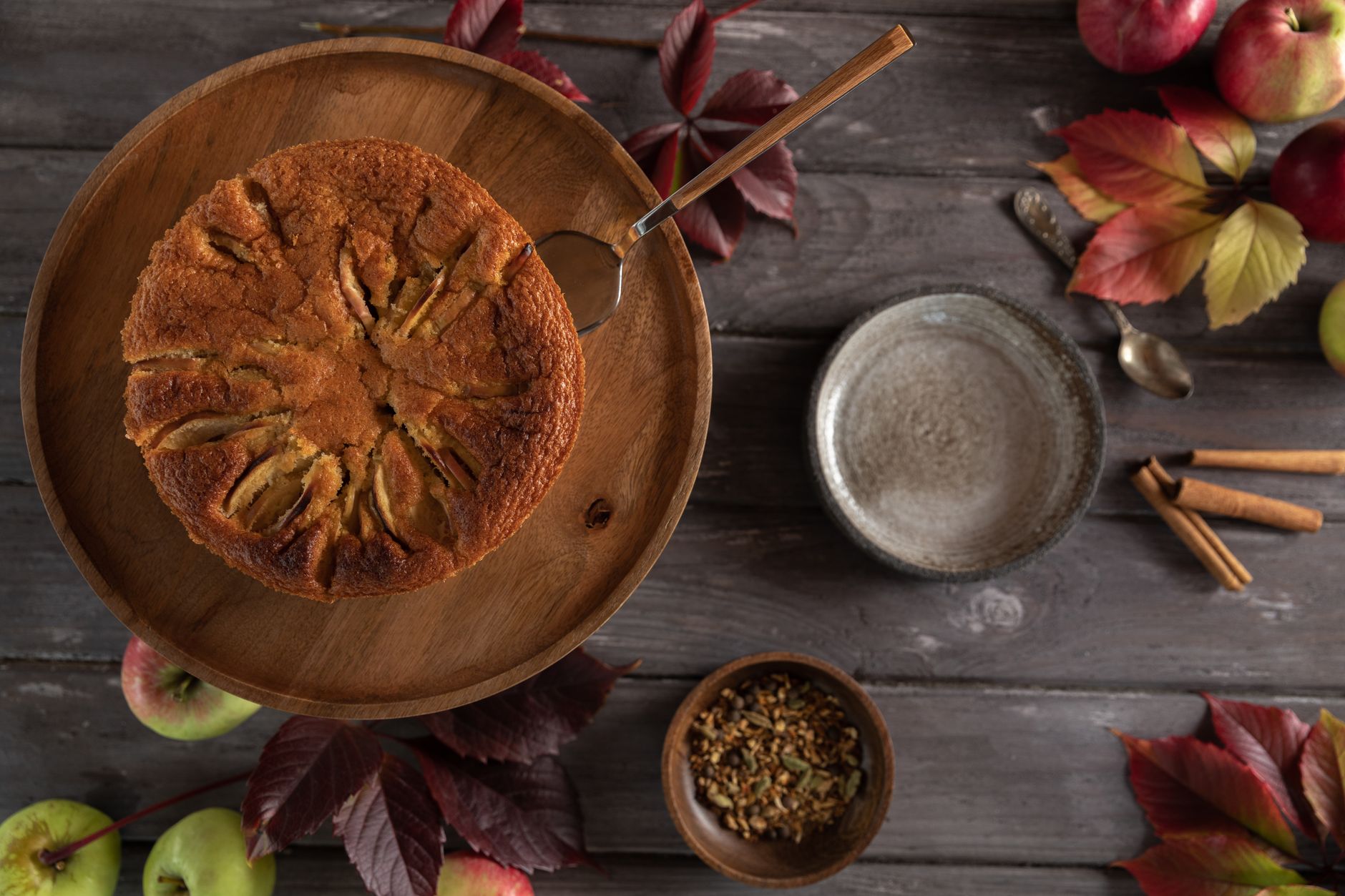 Gâteau moelleux aux pommes et — part de gâteau aux pommes et cannelle