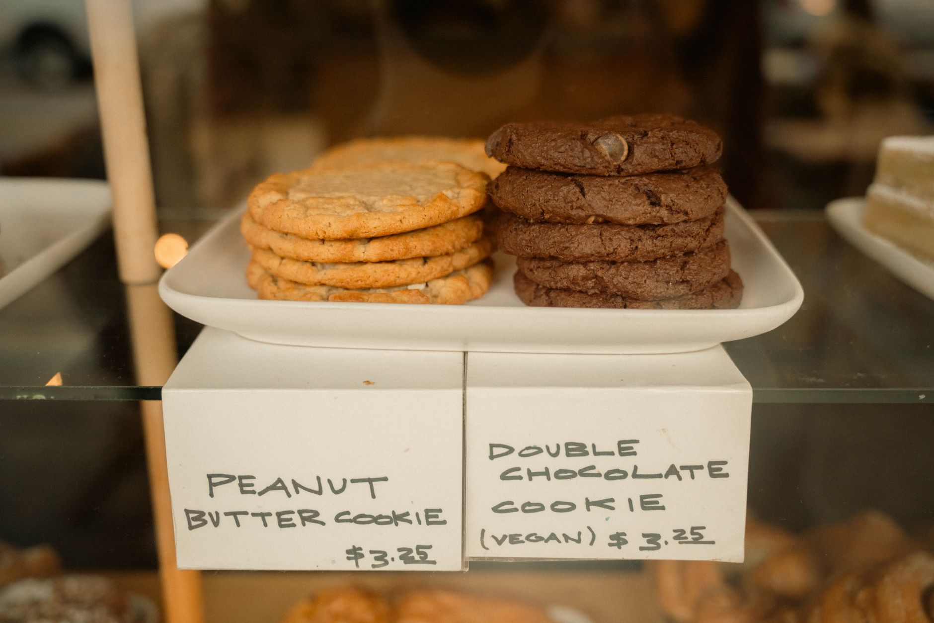 La Fabrique Cookies Opéra Paris : une adresse sucrée qui intrigue — vitrine de cookies fraîchement cuits
