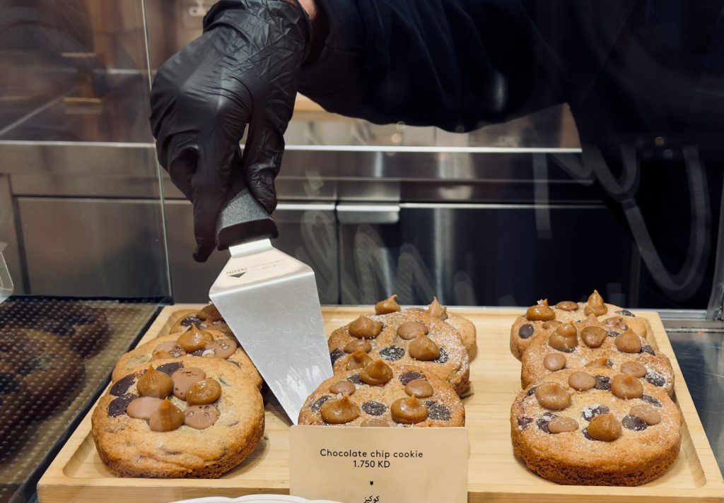 La Fabrique Cookies Opéra à — vitrine de cookies fraîchement cuits
