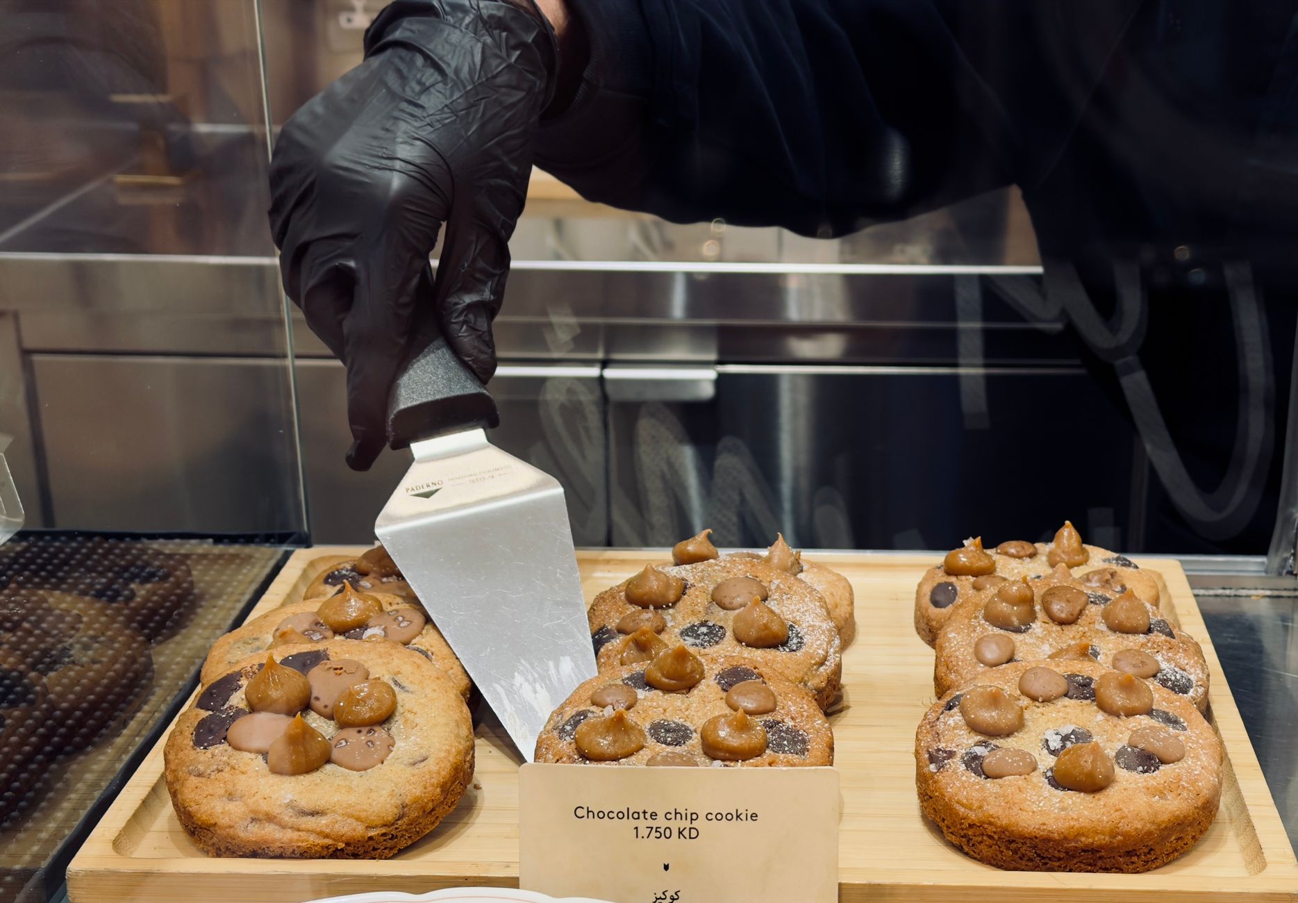 La Fabrique Cookies Opéra à — vitrine de cookies fraîchement cuits