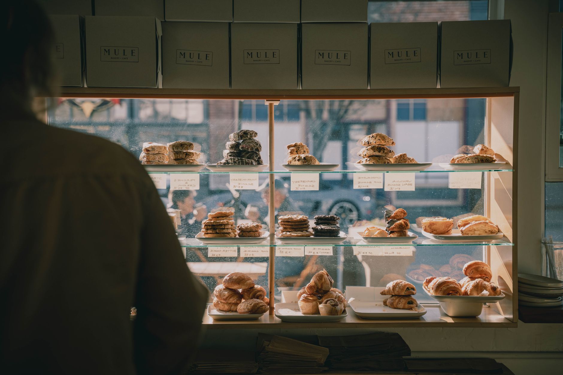 Pâtisserie Da Silva à Loperhet : origine, ambition et mise en lumière du terroir — vitrine de pâtisserie artisanale