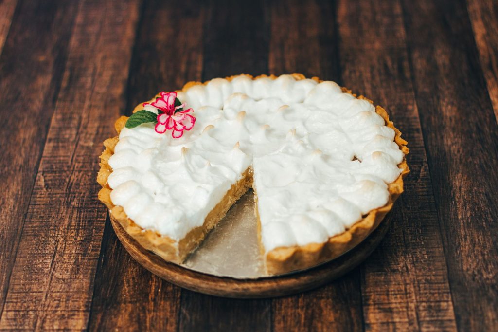Tarte aux citrons meringuée la — part de tarte au citron meringuée