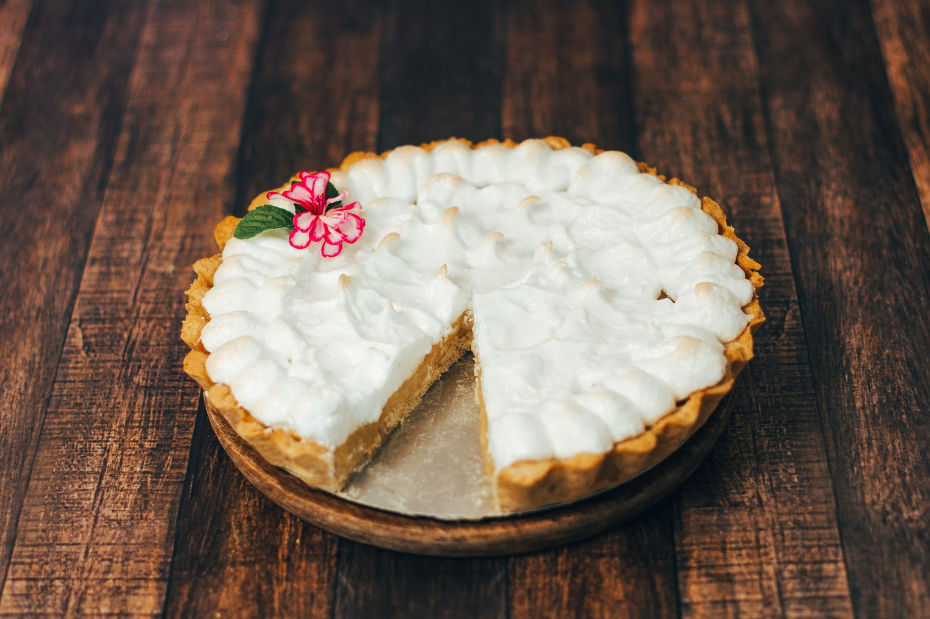 Tarte aux citrons meringuée la — part de tarte au citron meringuée