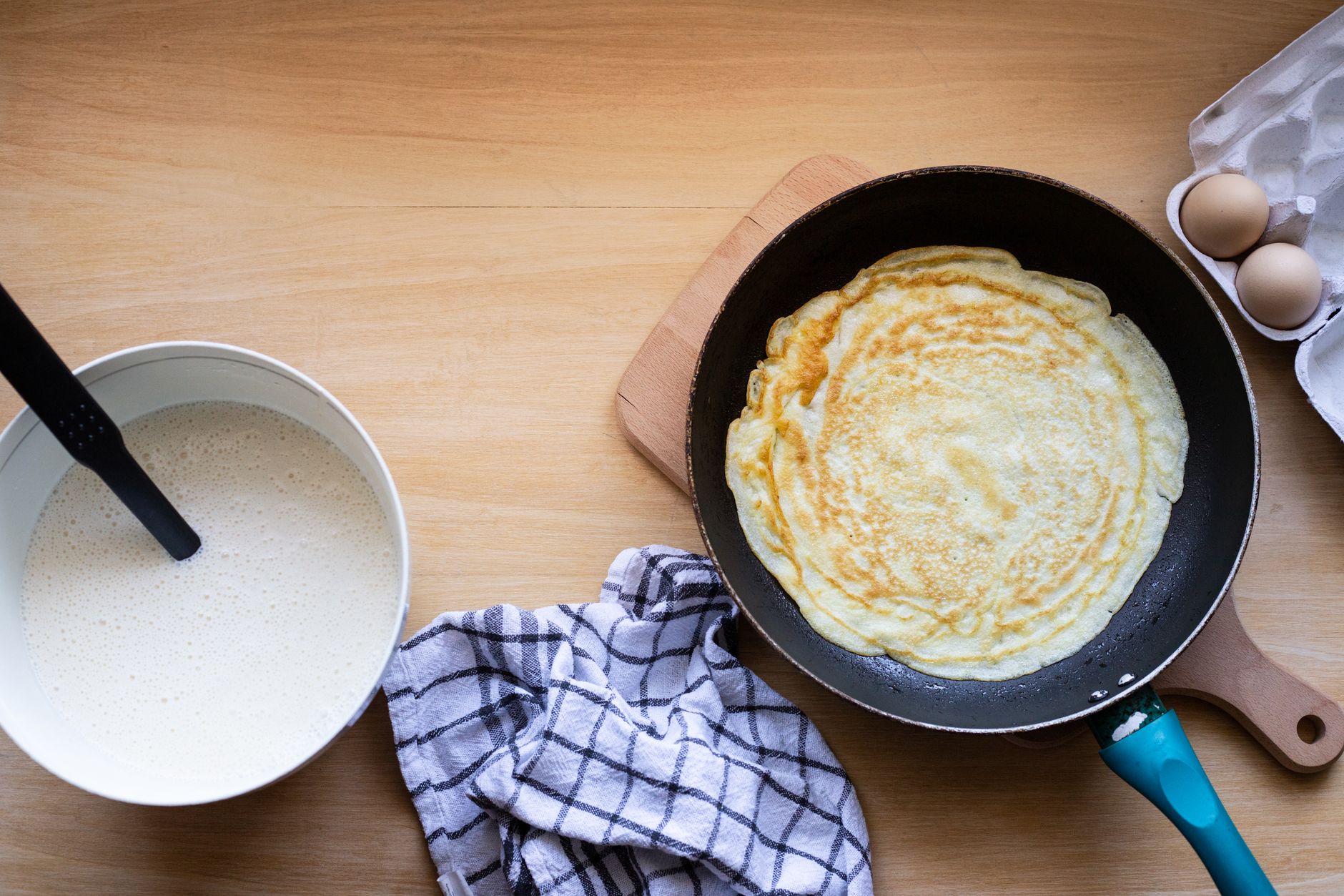 Pâte à crêpes : ce que le temps de repos change vraiment — bol de pâte à crêpes en repos