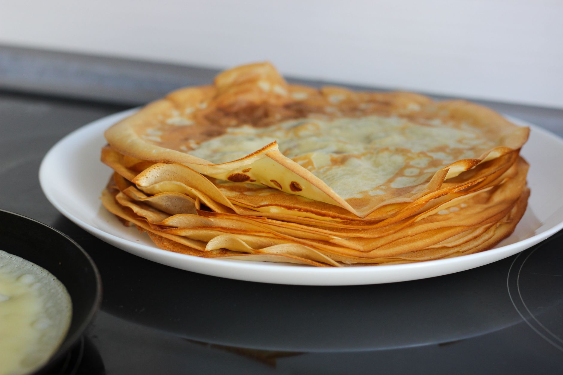 Faut-il vraiment laisser reposer la — bol de pâte à crêpes en repos