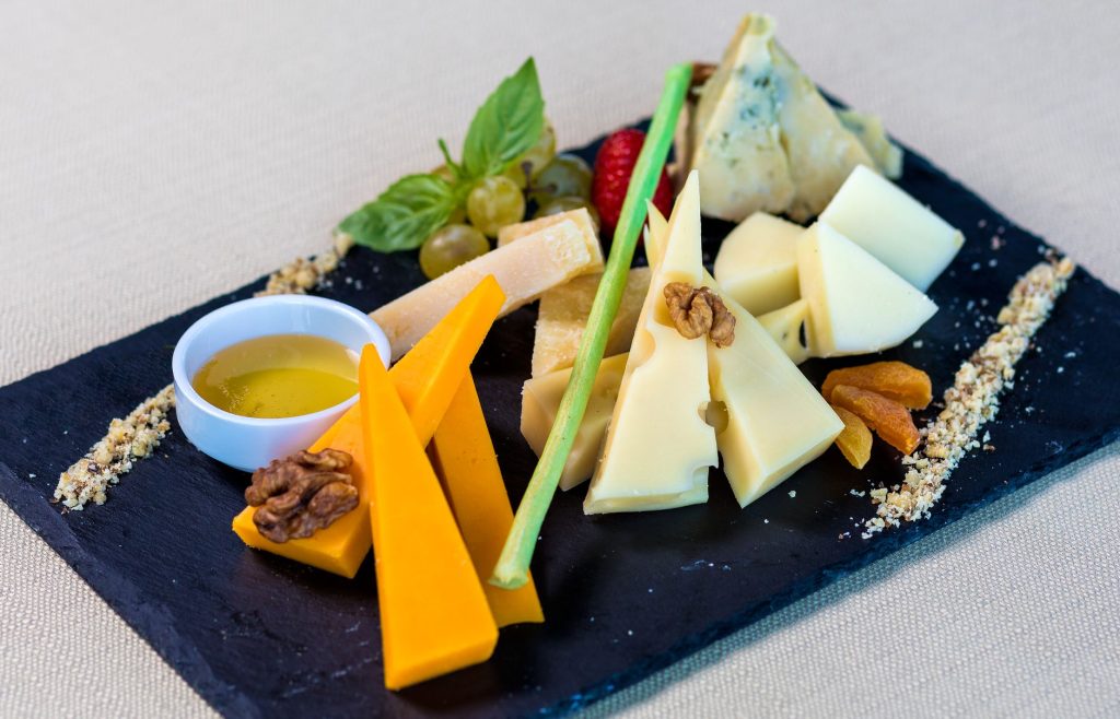 Comté, beaufort, gruyère reconnaître les — plateau de fromages comté beaufort gruyère